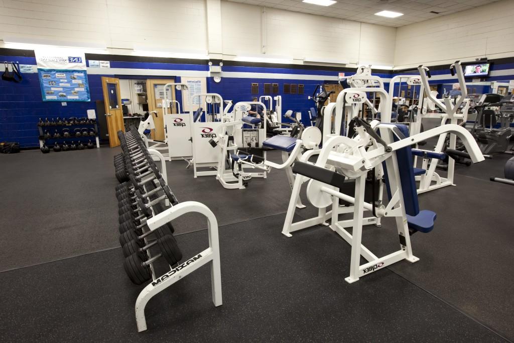 Weight machines and 自由重量器械 in the Campus Center gym